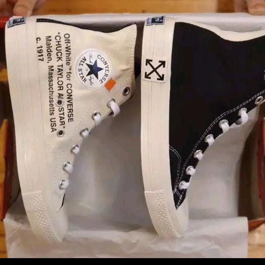 Sepatu Black and White