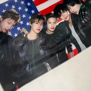 Bendera Custom Aespa Members American Flag Tapestry Kpop Merch Decor Bahan Tetron Asli Warna Pekat Full Printing Ukuran 40x60 cm hingga 100x200 cm Free Biaya Desain Bisa Pakai Foto Idol Kalian