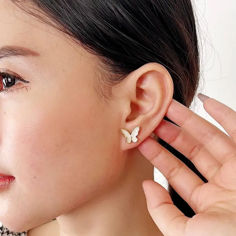 GS Aksesoris Anting Elegant White Pearl Butterfly Earrings with Gold Accents Anting Mutiara Putih Chic dengan Aksen Emas Kupu-Kupu Korean LookAA0015 3