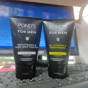 Pond's For Men Brightening & Dark Spot Fighter Gentle Scrub Face Wash & Oil Control Icy Foam Face Wash dengan Charcoal dan Niacorcinol