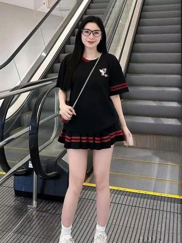 Sét váy thêu hình CÚN - Sét áo MIX chân váy xếp ly phối viền đỏ cạp chun có quần trong váy siêu hot hách dáng