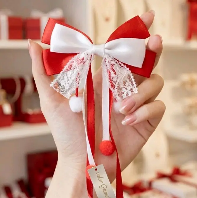 Pita Hiasan Merah Putih dengan Renda dan Bola Kecil untuk Hadiah dan Dekorasi