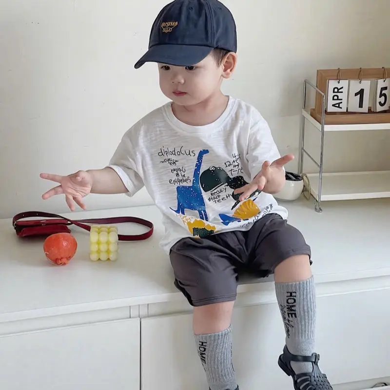 Bộ đùi mùa hè hình khủng long áo trắng quần ghi cho bé trai