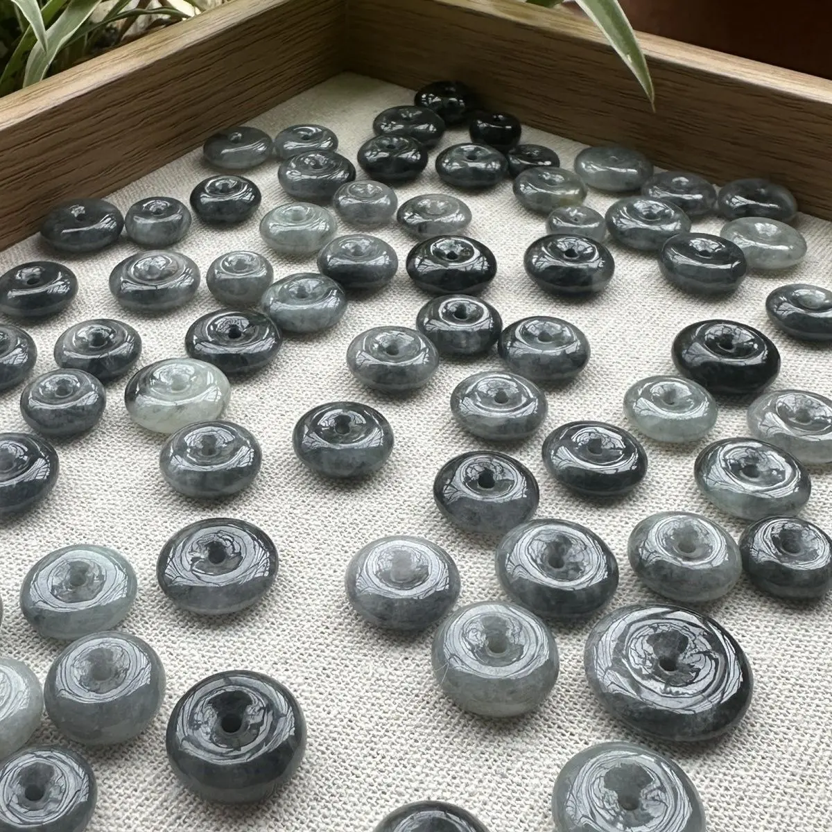 Natural jade black chicken breed simple and safe buckle black pendant, personalized and distinctive button, fashionable and versatile