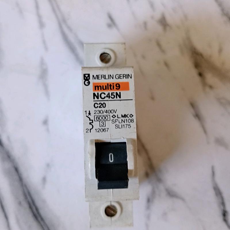 MCB merlin gerin multi9 tipe nc45a /6A/10A/16A/20A/25A/32A/50A DIJAMIN KEASLIANYA BARANG COPOTAN PANEL 4