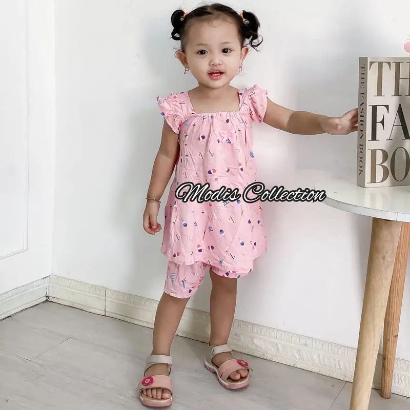 2 pcs Setelan Anak Viscose Premium Cewek Perempuan Usia 6 Bulan sampai 4 Tahun Atasan Lengan Pendek Kerah Leher U Neck Pita Dada Depan Bawahan Celana Lingkar Pinggang Karet Melingkar Panjang dibawah Lutut Bahan Tebal Nyaman Motif Kekinian Lucu Warna Warni 2