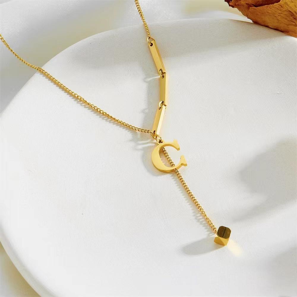 26 huruf tidak berwarna titanium baja kalung desain minimalis kotak gantung rantai rantai leher angin dingin