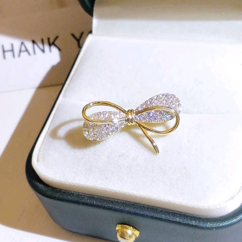 Bros Dagu Mini Pita Kecil Aloy Gold 2x1.5cm - Elegan dan Menarik 4