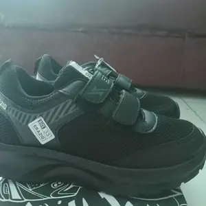Erazio Manaff - Sepatu Sekolah Perekat Velcro Strap 2 Black White Sepatu Anak Laki Laki Dan Perempuan Ringan Size 30-40 Fashion