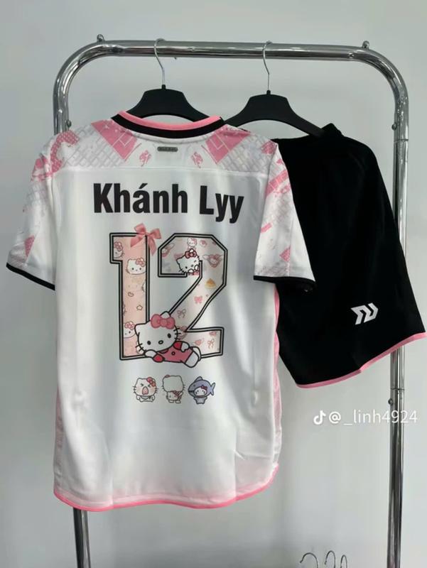   In Tên Số Giống Hình  Bộ Đồ Đá Banh Quần Áo Bóng Đá Trẻ Em "KLG Bulbal Hồng" Lồng Hình Hello Kitty Dễ Thương Chất Liệu Vải Thun Cotton Cho Bé Từ 17Kg - 80kg 