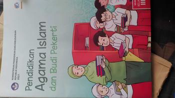 Product Review of Buku Agama Islam Kelas 3 Edukasi, Pendidikan Agama Islam dan Budi Pekerti, Revisi 2018 Kementrian Pendidikan dan Kebudayaan RI untuk SD/MI from R**2 0
