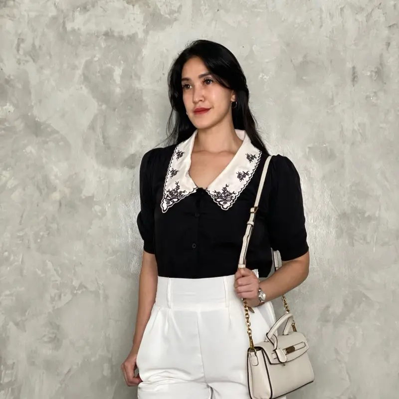 Hikari Top (Best Selling Top DearSista) Atasan Wanita Korean Style Hitam Stylish Kekinian Imut Lengan Pendek Baju Bordir Casual Kancing Street Style White Katun Kerah Nyaman Panjang Polyester Putih High Simple Cantik Tangan 0