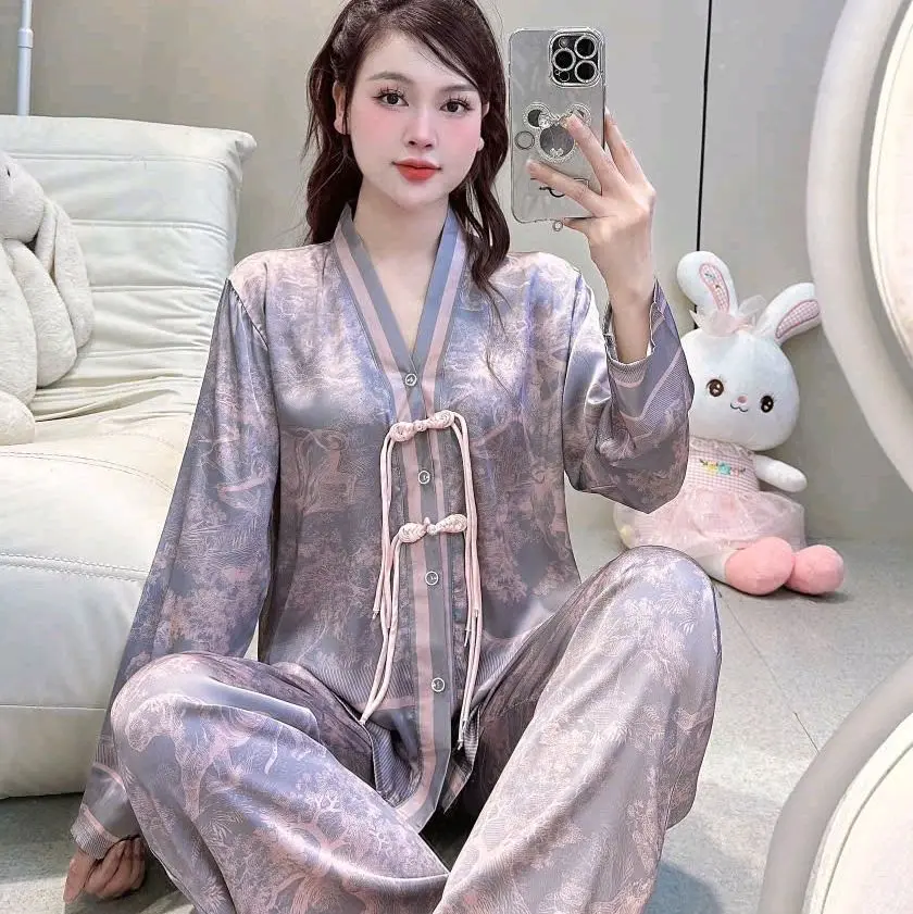 LaTin -18 Bộ Đồ Pijama Nút Thắt Latin Tơ Tằm Mềm Mát Họa Tiết Nhiều Màu,Quần Dài Tay Áo Dài  Cho Nữ 45-60 và 60-75kg Women Áo Quần Ngủ Áo Ngủ Kem