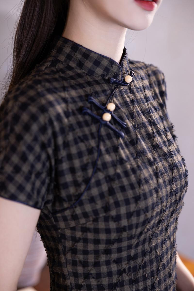 Product Introduction of Haig pattern short sleeve cheongsam women's new style! The buckle design is slim and retro, which is necessary for ladies to wear elegantly, and the classic plaid shows the oriental charm. 3