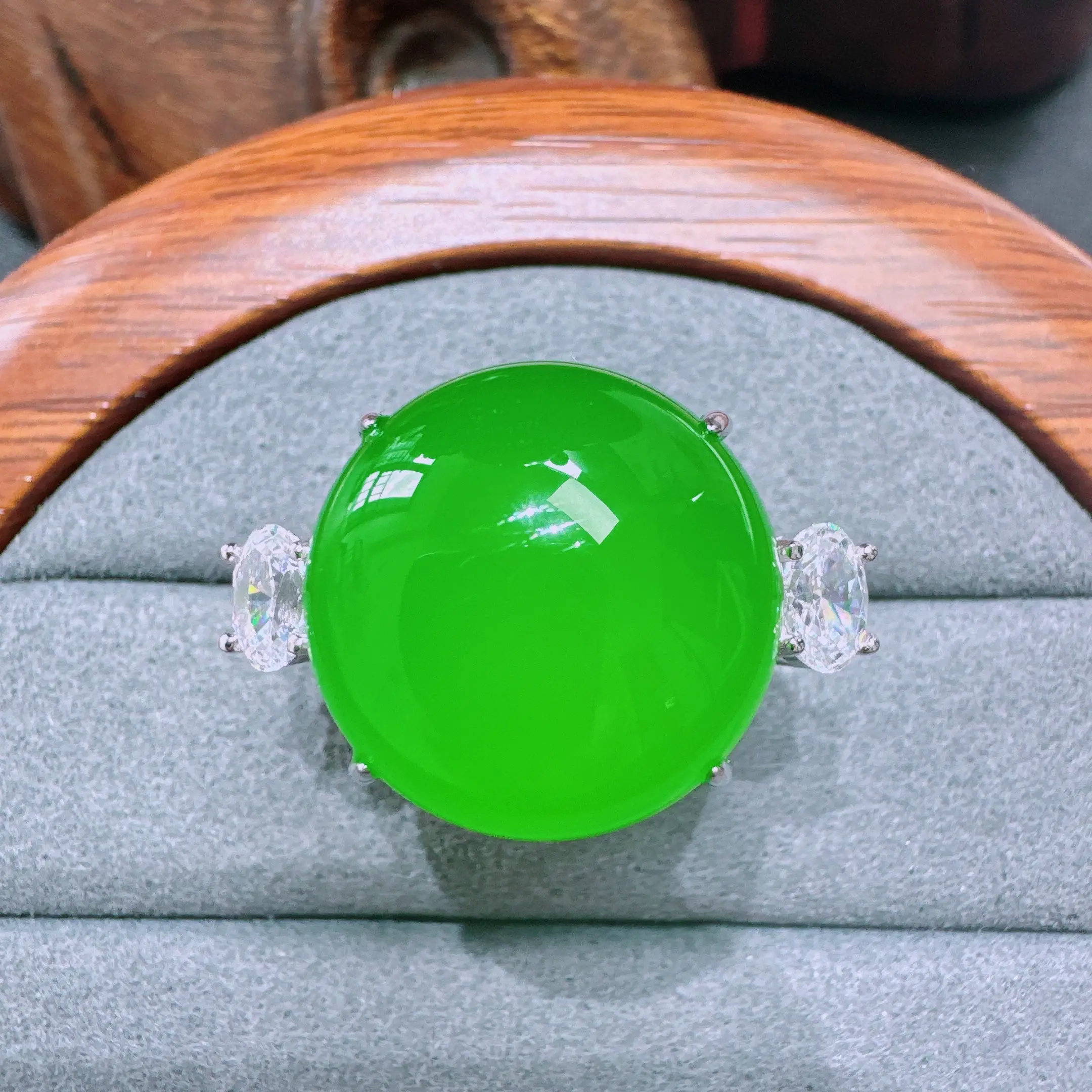 Natural jade, high ice, full green, emerald color, spicy color, simple inlaid style, high quality, agate chalcedony, Female Ring