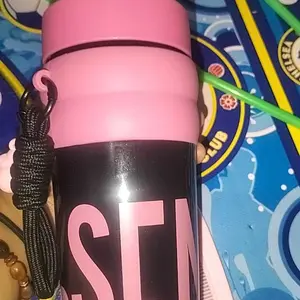 Botol Minum Plastik Happy Supply Chain 900 ML Stylish Serbaguna Free Gantungan