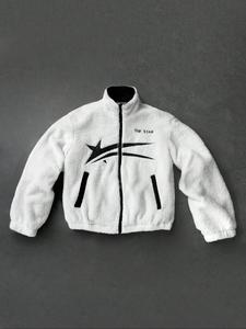 Chamarra de hombre, ropa de abrigo, Chamarra de vellón blanco con patrón de estrellas, alta tolerancia, manga completa y cierre frontal desde el cuello hasta la cintura.El cierre es negro, en contraste con la chaqueta blanca.