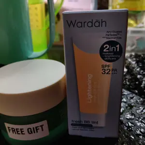 WARDAH BB Tint Lightening Fresh BB Tint 15ml - Base Makeup Super Ringan yang Diformulasikan dengan SPF 32 PA+++ dan Serum Niacinamide Untuk Hasil Makeup Flawless dan Cerah - Foundation - Tahan Air & Keringat - Tahan Lama- Makeup