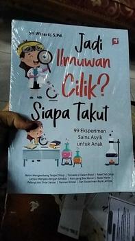 Product Review of BUKU EDUKASI ANAK: JADI ILMUWAN CILIK? SIAPA TAKUT? (99 Eksperimen Sains Asyik untuk Anak) Soft Cover from s**🥳 1