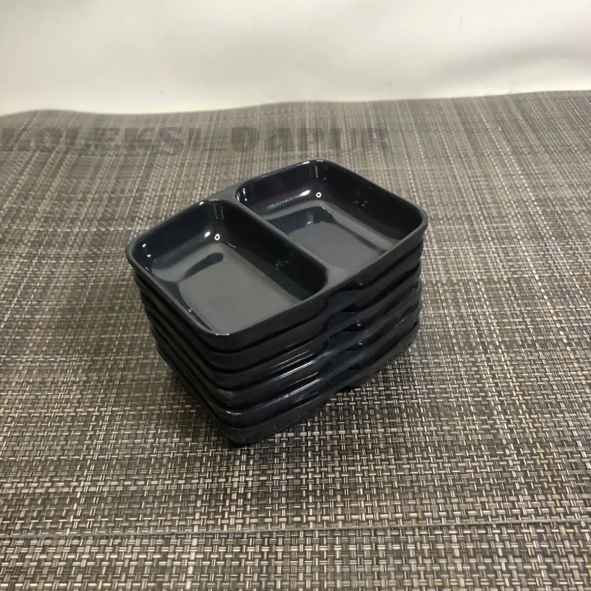 ￼Piring Tempat Sambel Melamin Sekat 2  ( 1 Lusin ) Piring Sambal Melamine - Piring Saos Melamin - Mangkok Sambal Melamin - Mangkuk Sambel Melamine Merah Hijau Kitchenware Putih