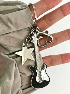 Llavero con diseño de guitarra, estrella y corazón, llavero moderno para hombres, llavero versátil y exquisito para regalo de cumpleaños