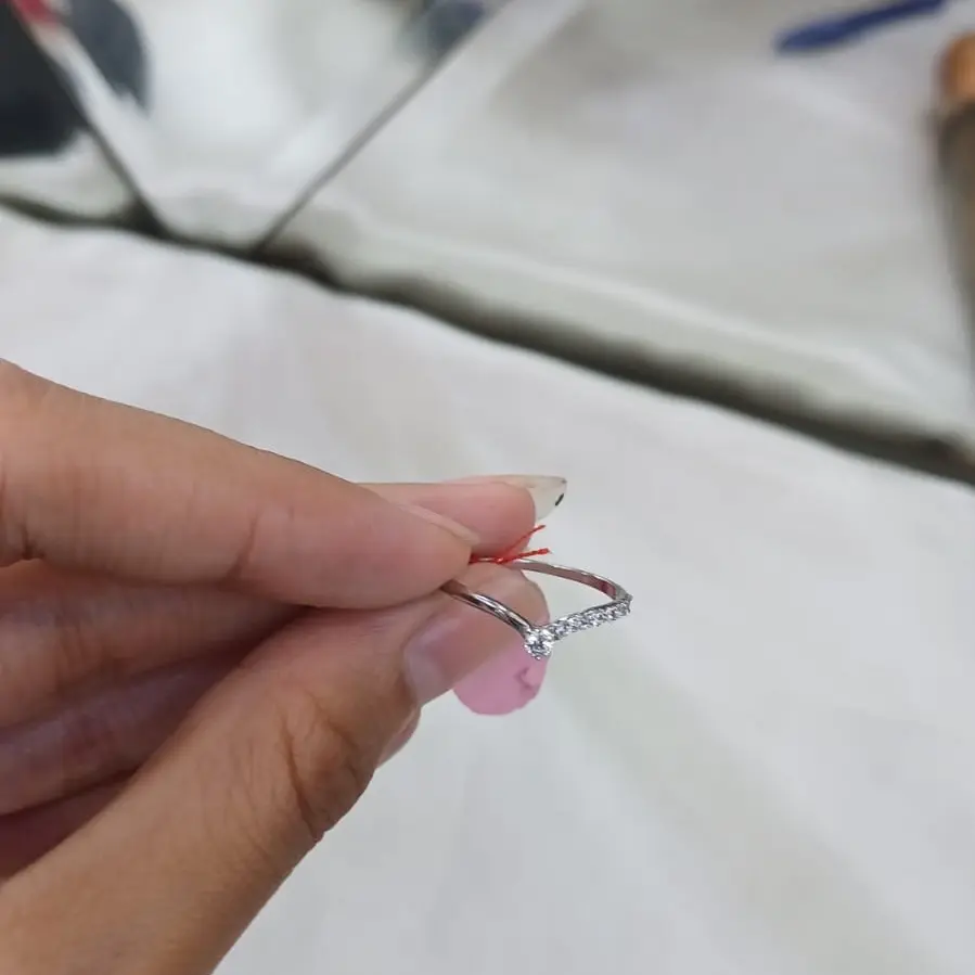 Cincin putih mata-mata putih 8K