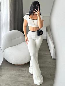 Top de cuello cuadrado y manga corta con pantalones acampanados de cintura alta, detalle de bloque de color, corte ajustado, moda elegante, casual para mujer