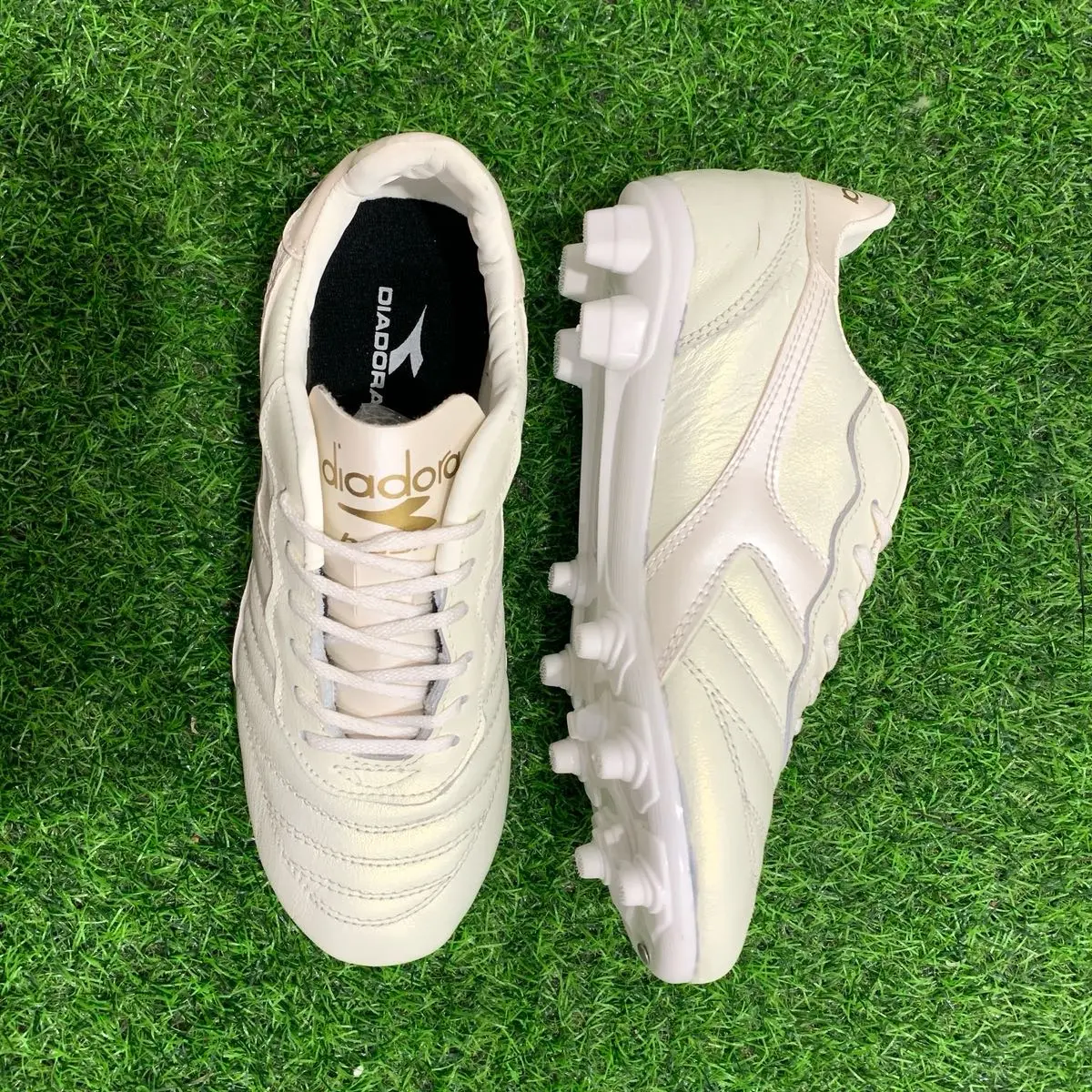 Sepatu Bola DRAA Kulit Asli Outsole KDH Size 39-43 Putih Strip Putih