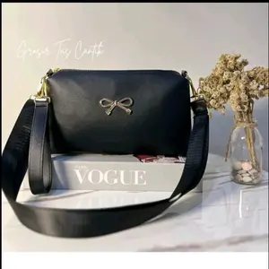 Tas Selempang Wanita dengan Desain Bow Elegan dan Tali Adjustable untuk Gaya Harian Anda