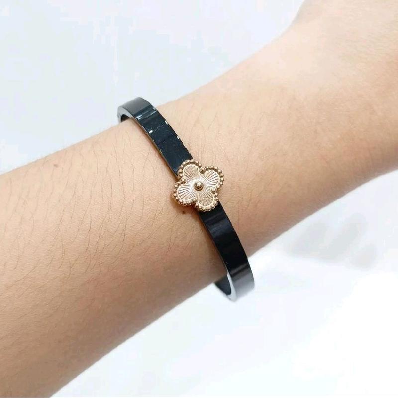 Gelang keramik hitam bunga titanium 1