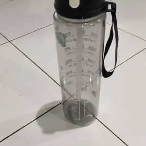 HOMYNEST Botol Minum 1 Liter Premium Water Sporty Lock Anti Tumpah BPA Free Dengan Sedotan Silikon Lembut & Indikator Hydration Ideal untuk Olahraga dan Aktivitas Harian