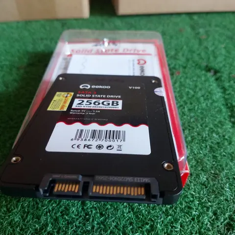 Ổ cứng SSD 256GB eekoo có Win 10 hãng bảo hành 3 năm chuẩn Sata III 2.5"