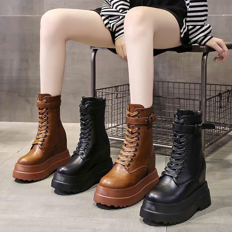 Giày bốt nữ cổ lửng khóa sau da PU đế cao 10 phân tôn dáng khuy đai cài cách điệu thời trang