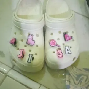 Serbaguna 1PCS PVC Luminous & Non Luminous Huruf Inggris merah muda B&W DIY Number Karakter Kartun Lucu A-Z Sandal pin Sepatu Tempelan Aksesoris Sepatu Menghias Unisex Kids Party Gift