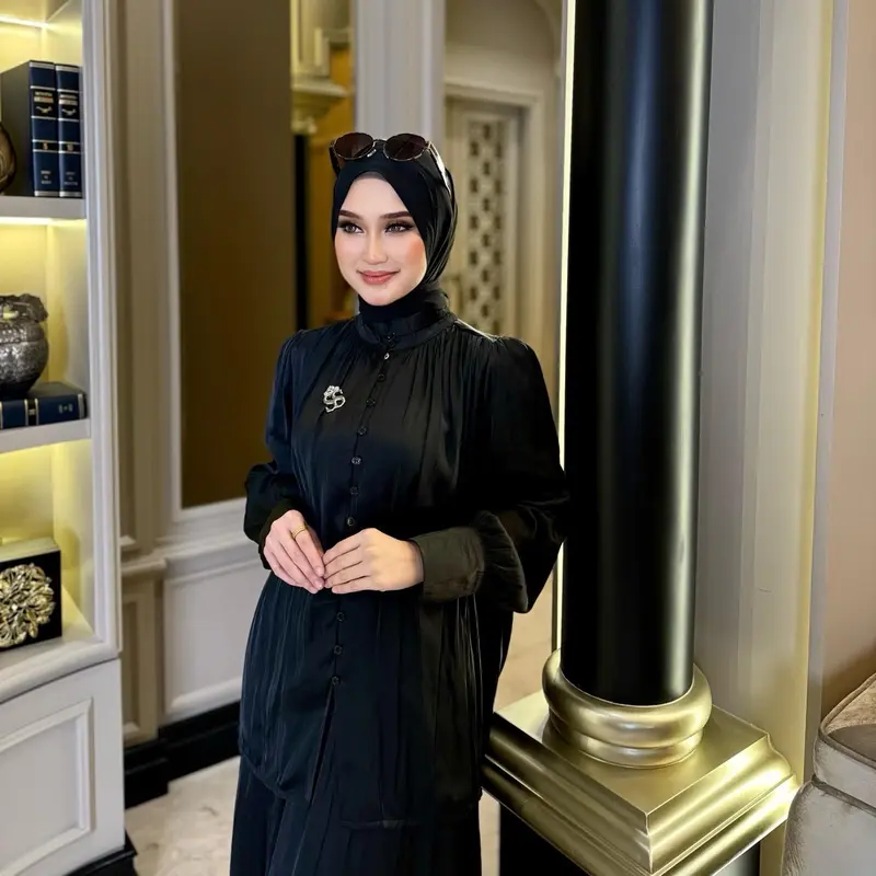 Shella Saukia One Set Rok 1