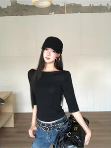 YM&JJ Shop Kemeja bawahan ramping hitam untuk wanita, kaos lengan pendek baru, gaya Korea ramping, atasan setengah lengan yang santai dan santai Top Polos Dewasa