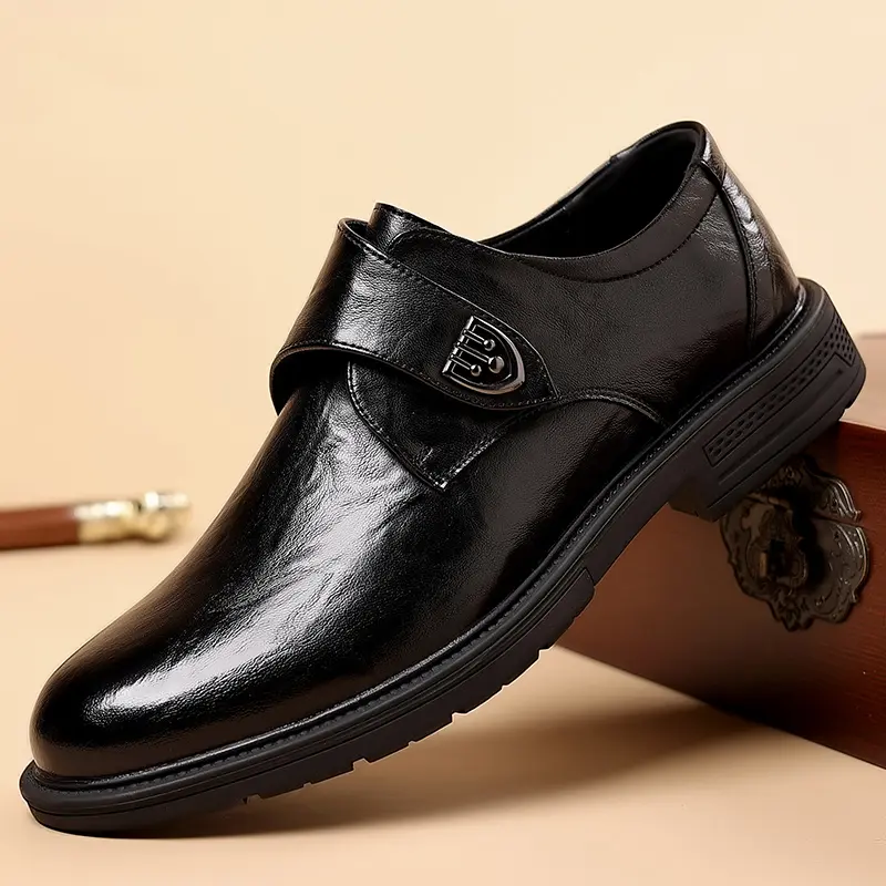 Sepatu pria santai berkulit dengan velcro
