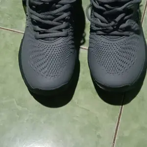 Sepatu tenis baru bernapas nyaman tahan aus anti-slip lembut bernapas pria dan wanita
