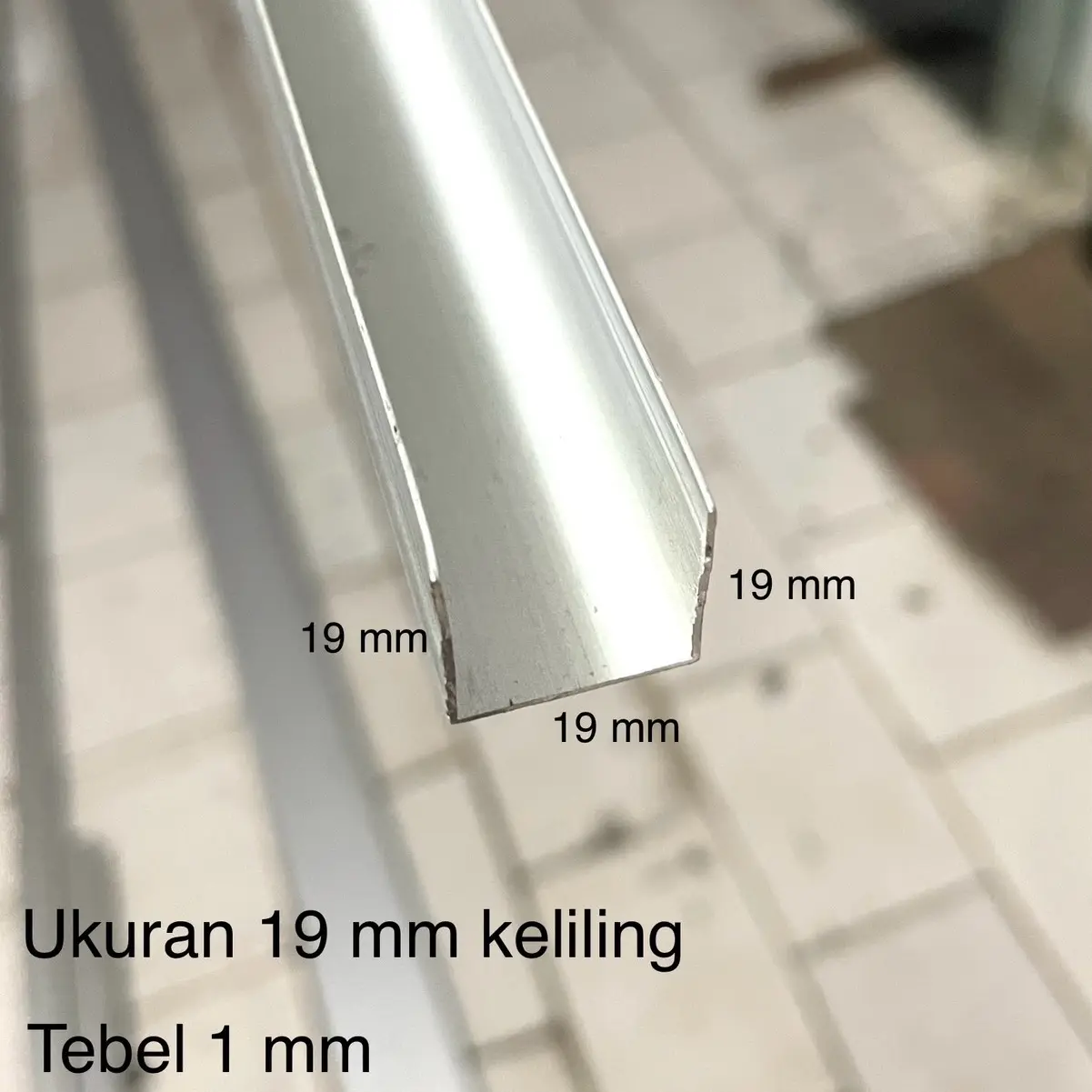 Lis U Almunium list U 2 cm U tali air tembok