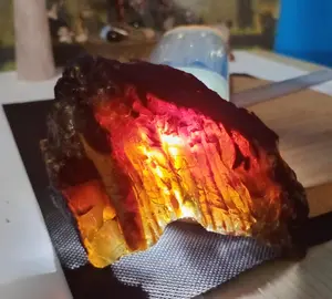 Batu Amber Merah Rough / Raw , Blue UV reactive (1)