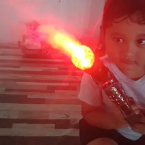 Mainan Blaster Elektrik Futuristik - Dengan Lampu LED, Suara Realistis & Semprotan Kabut, Magazin Berputar & Bisa Digantung 8+