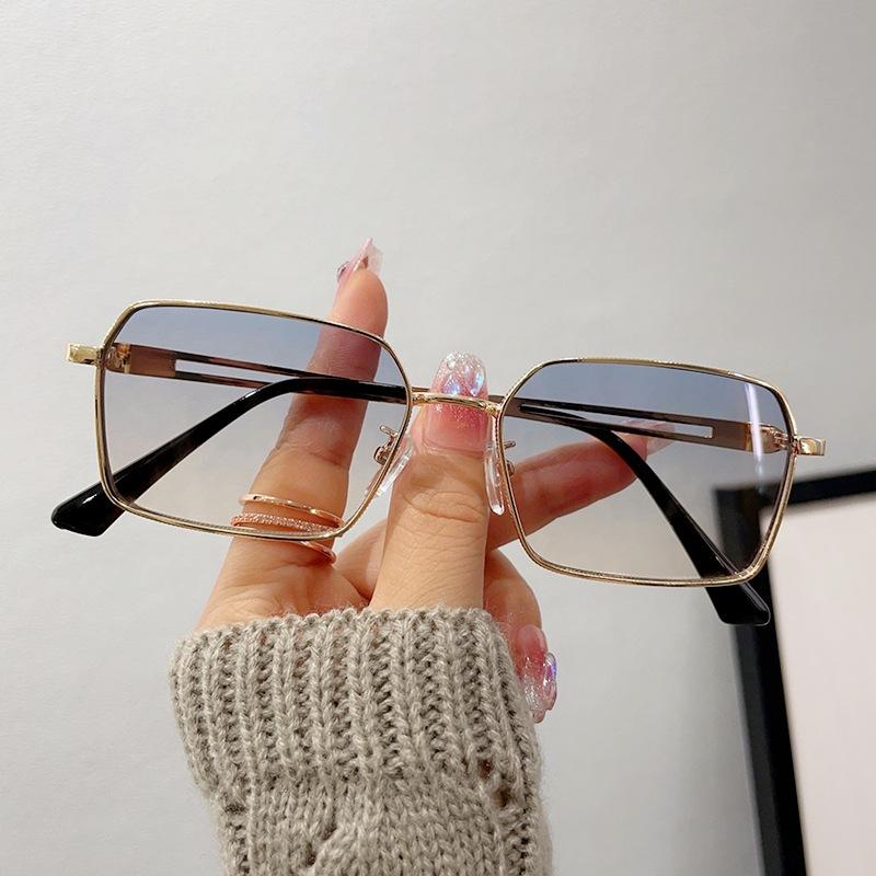 Kính Râm Gọng Nhỏ Hợp Xu hướng Hàng Mới Về Phong Cách Đường Phố Cá Tính Thời Trang Dành Cho Nam Và Nữ Được Trang Trí Bằng Kim Loại Women Chống Nắng