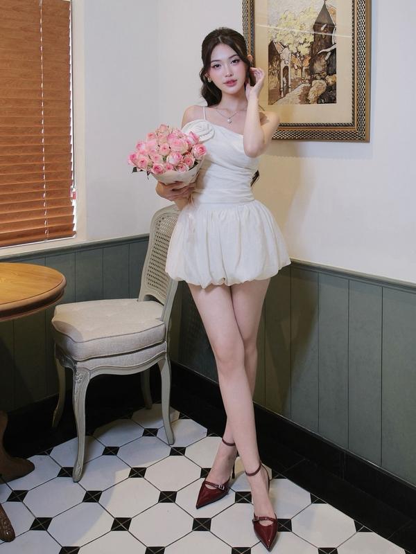  Set Áo Một Vai Dây Đính Hoa Và Chân Váy Bí PL NOIR SET Chất Liệu Linen Vân Gỗ 