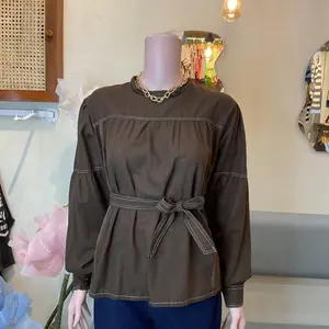 Atasan Kemeja Coloomp dengan Desain Elegan dan Detail Taki di Pinggang untuk Tampilan Stylish