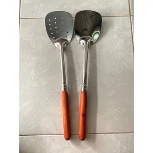 SPATULA BESAR GAGANG KAYU / SUTIL BESAR GAGANG KAYU / SUTIL BESAR KAYU / SOTIL MURAH 4000