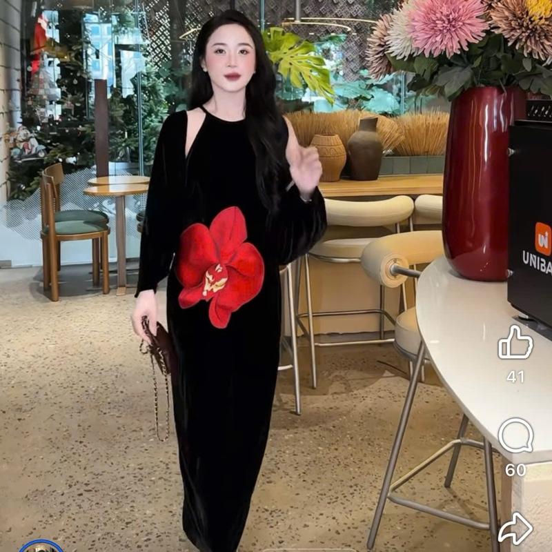  Váy Yếm Nhung Thêu Hoa Đỏ To Form Ôm 