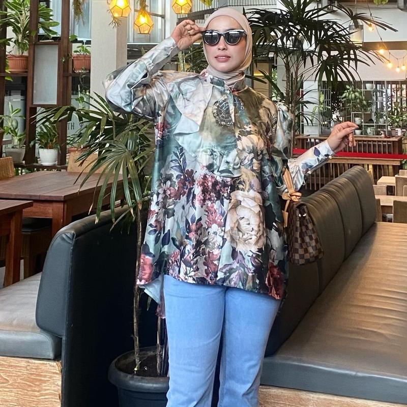 Blouse "SHOPIA"dengan motif bunga yang sangat  cantik 2