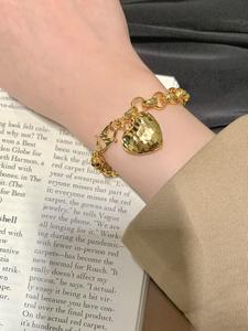 Gelang Tangan, SUNQ, Gelang Bersalut Emas Keluli Titanium Berbentuk Hati, Untuk , Viral Bergaya, Kalis Pudar, Rantai Boleh Laras dengan Loket Jantung, Barang Kemas Serba guna untuk Pakaian Harian women  jewelry Bangles Bracelets