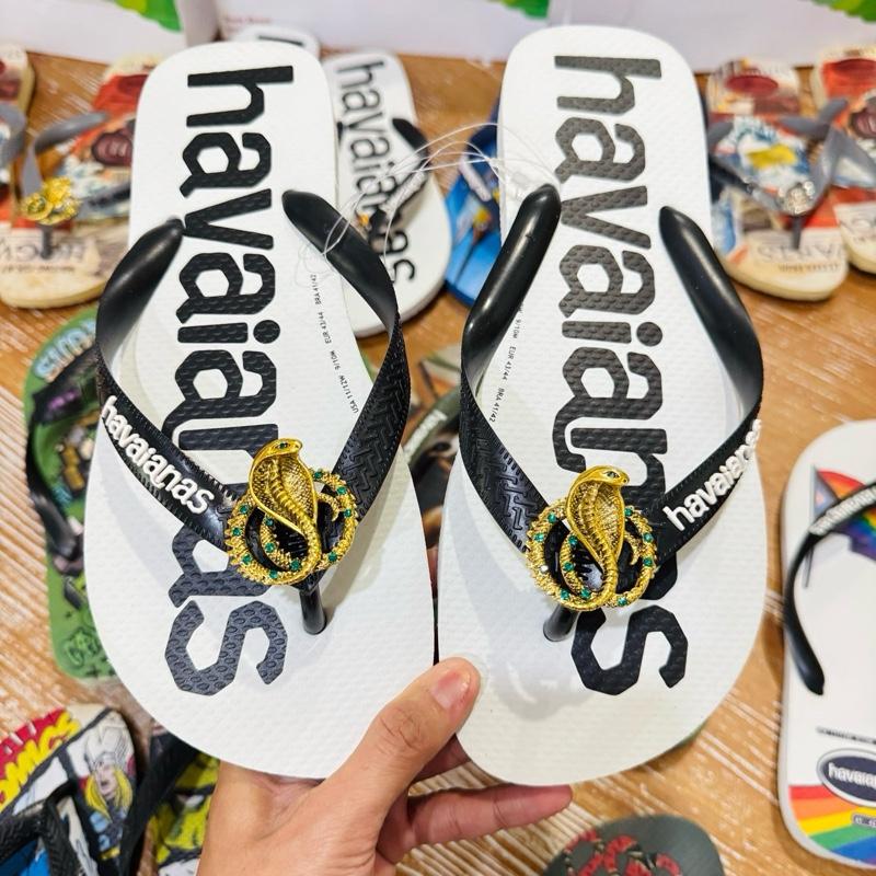 DÉP NAM LOGO MANIA CHỮ ĐEN QUAI ĐEN GẮN PHỤ KIỆN NHÀ THIêN TRANG  . CAO SU . NGOÀI TRỜI . DU LỊCH . BOY PHỐ 2025