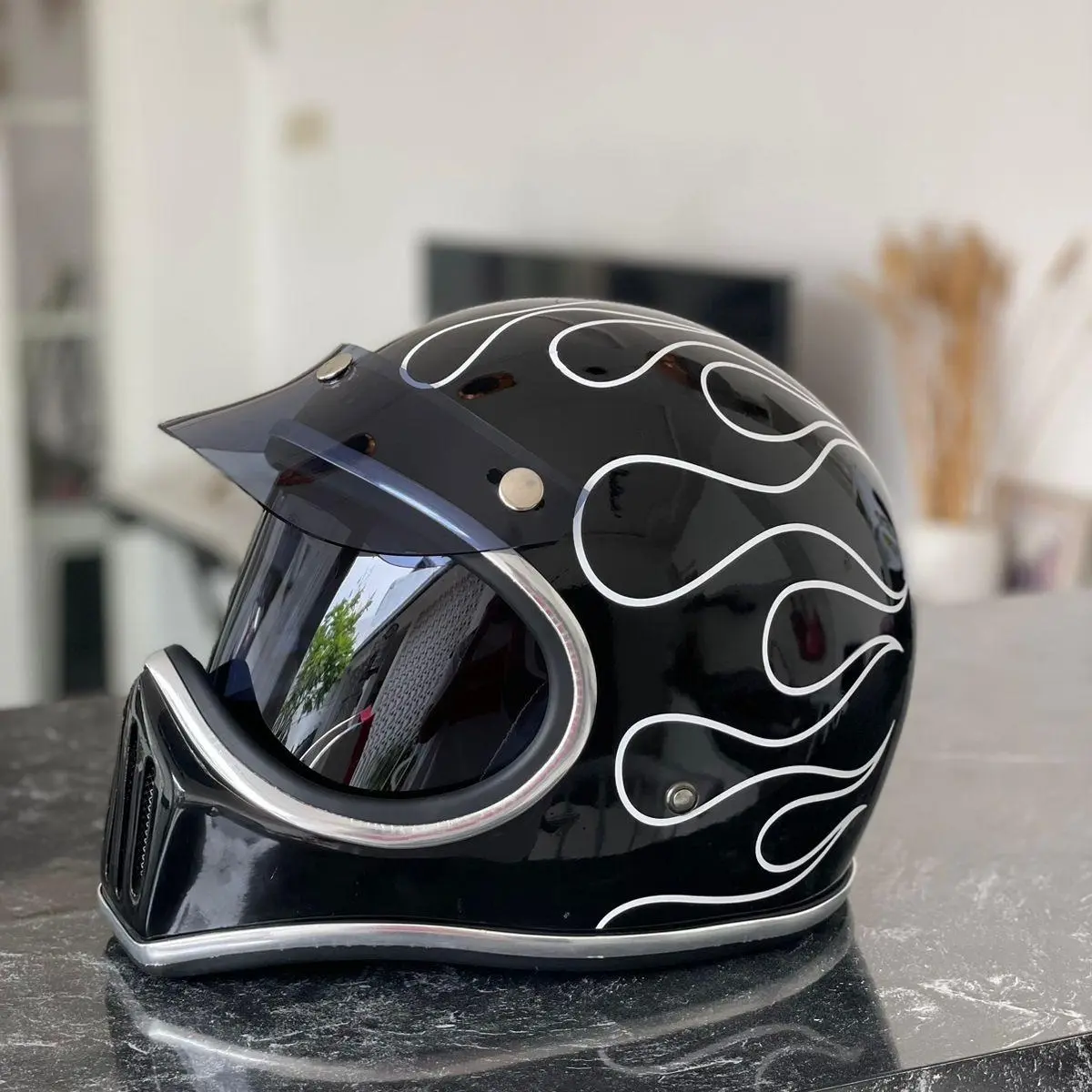 Helm Cakil Motif Api Menggunakan Inner Visor dan Pet Retro Motorcycle